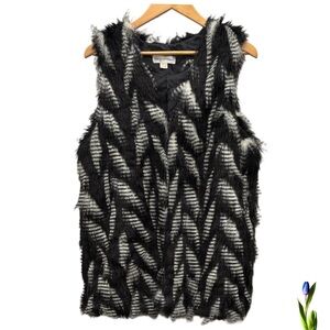 luxe apothetique Black and White Faux Fur Vest
Size L Boho